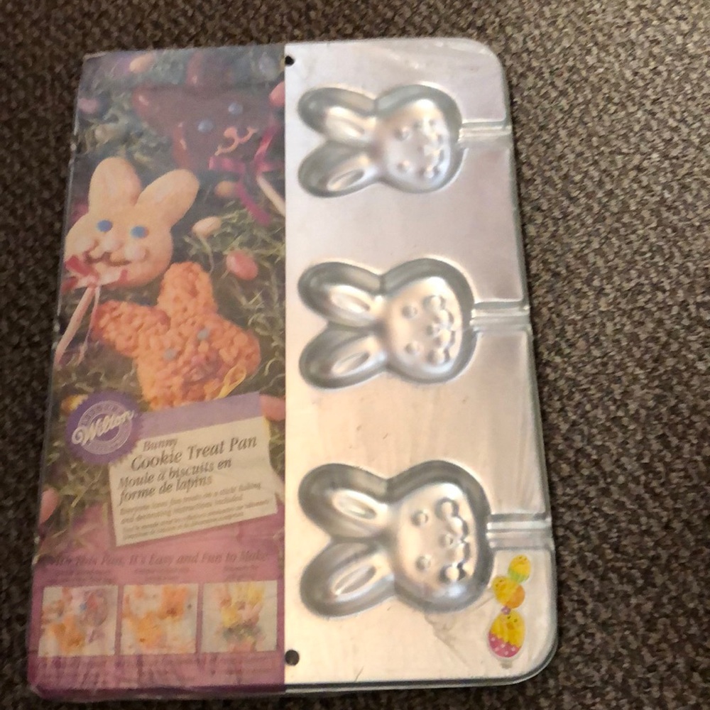 ๐ฐ NIP BUNNIES WILTON TREAT PAN - Picture 1 of 2